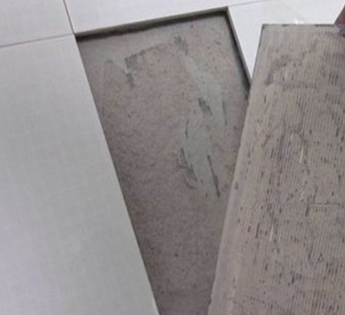 琼中瓷砖空鼓维修公司分享瓷砖铺贴时如果打浆（即涂抹在瓷砖背面和基层上的砂浆或瓷砖胶）过少，会带来以下问题